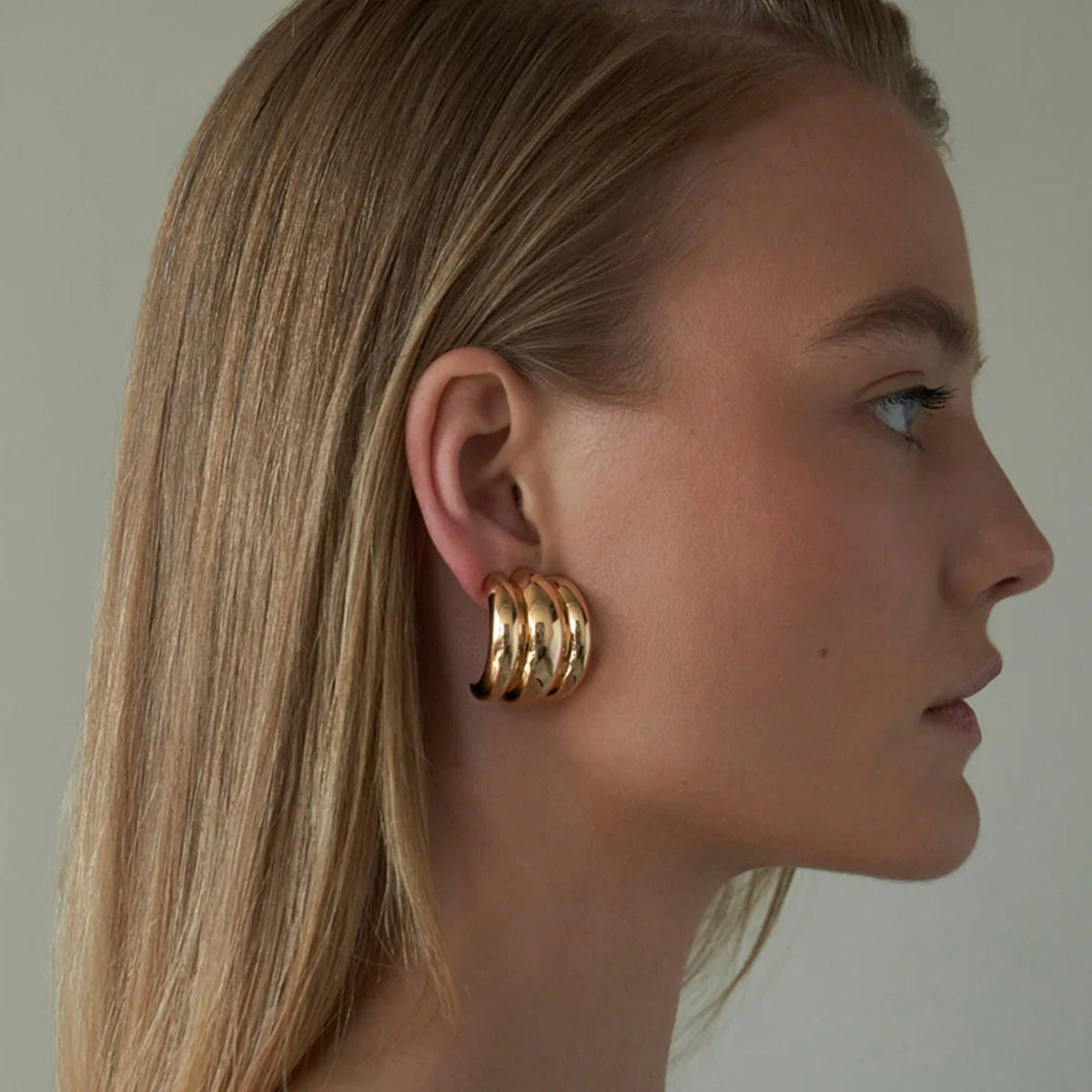 18k gold C-shaped wide face with striped design, fashionable and simple earrings